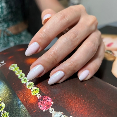 Весеннее обновление: маникюр и педикюр со скидкой до 57%